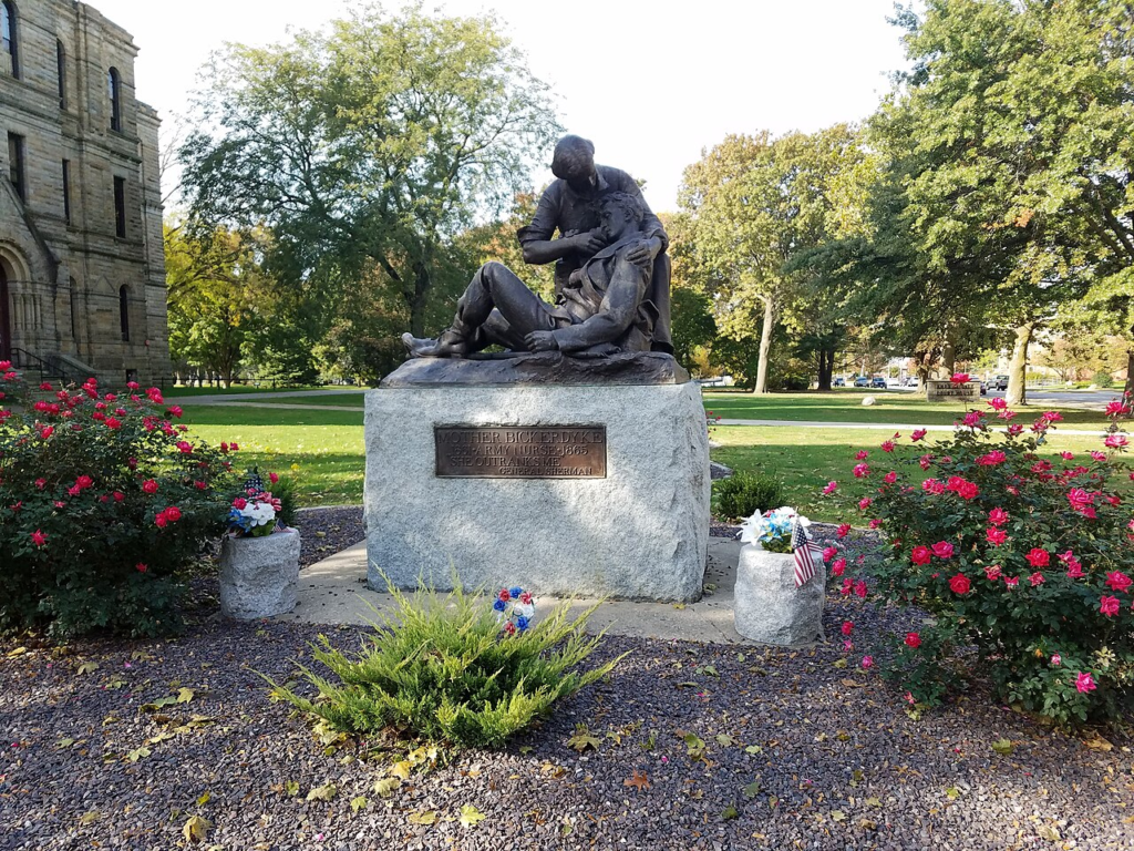 Bickerdyke monument in front of Knox County Courthouse